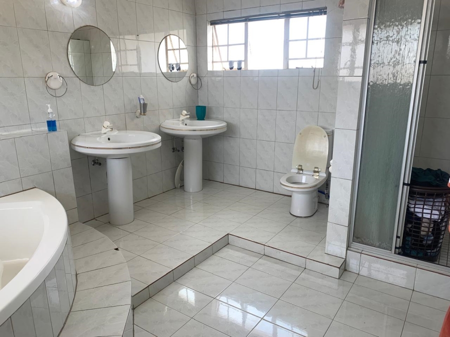 5 Bedroom Property for Sale in Lenasia South Gauteng