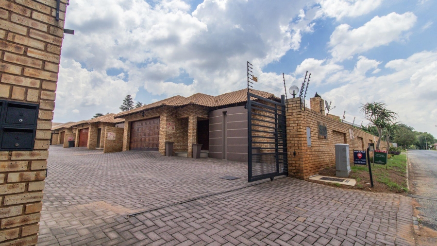 4 Bedroom Property for Sale in New Redruth Gauteng