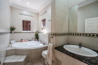 4 Bedroom Property for Sale in Woodhill Estate Gauteng