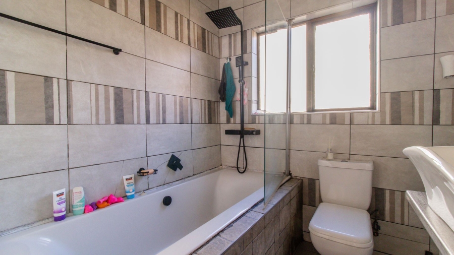 2 Bedroom Property for Sale in Mondeor Gauteng