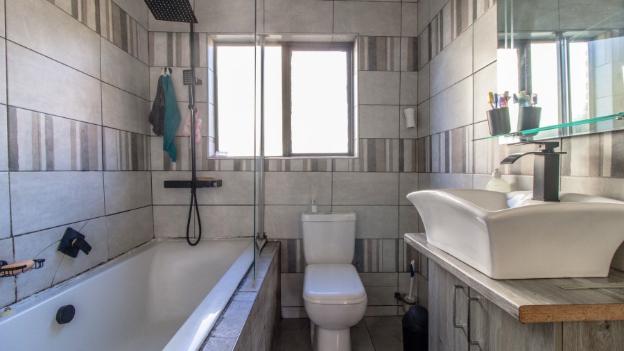 2 Bedroom Property for Sale in Mondeor Gauteng