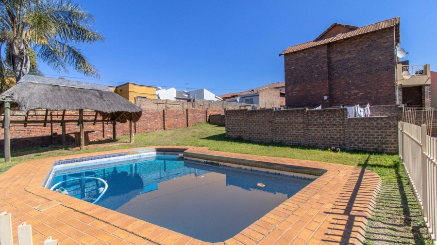 2 Bedroom Property for Sale in Mondeor Gauteng