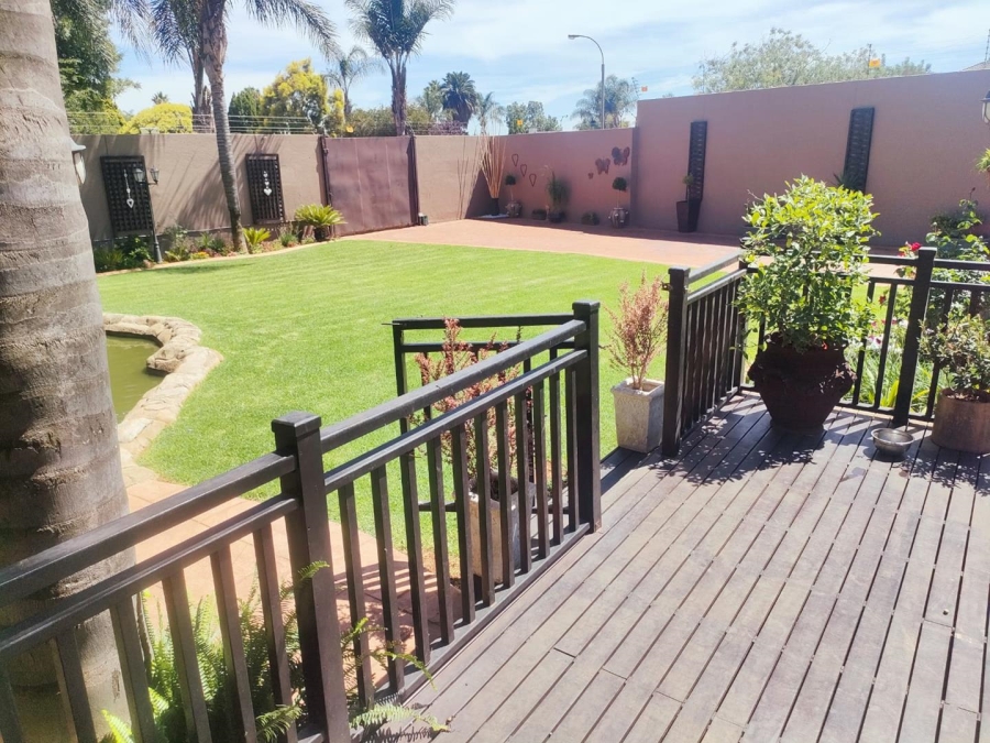 7 Bedroom Property for Sale in Glen Marais Gauteng