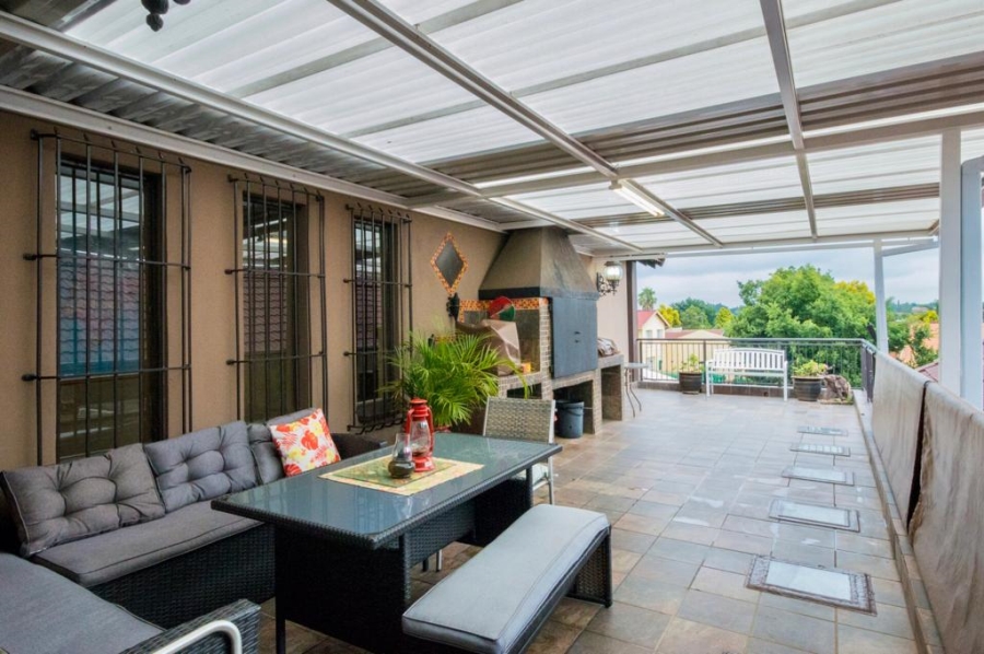 7 Bedroom Property for Sale in Glen Marais Gauteng