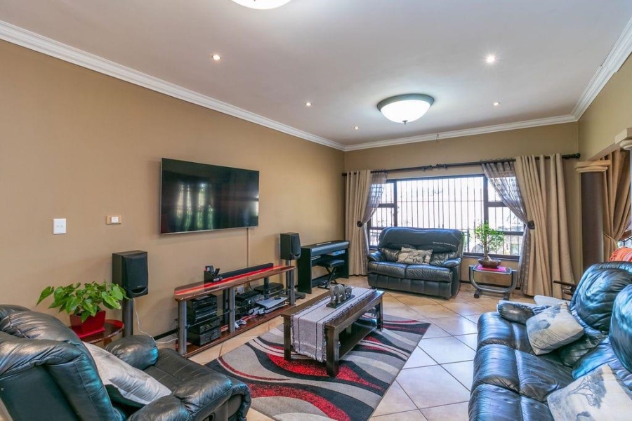 7 Bedroom Property for Sale in Glen Marais Gauteng