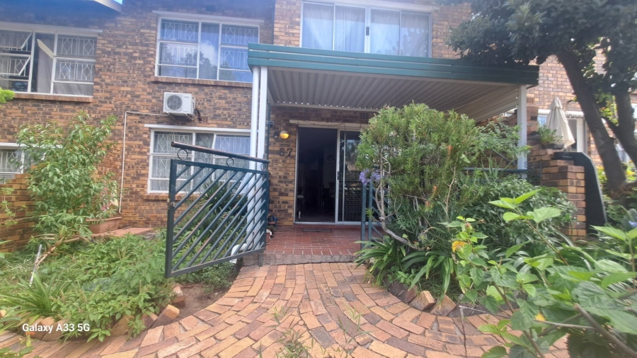 2 Bedroom Property for Sale in Buccleuch Gauteng