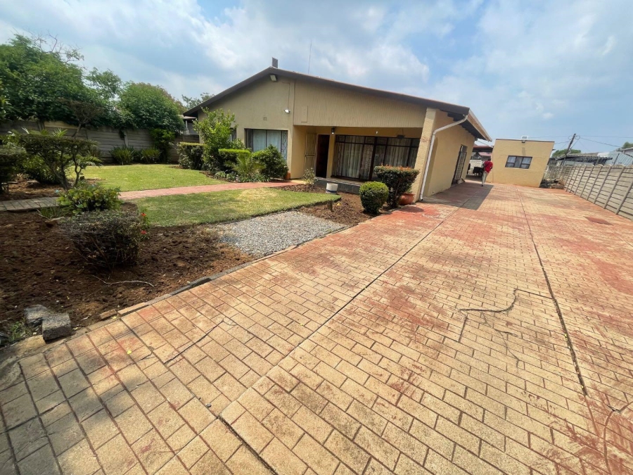 4 Bedroom Property for Sale in New Redruth Gauteng