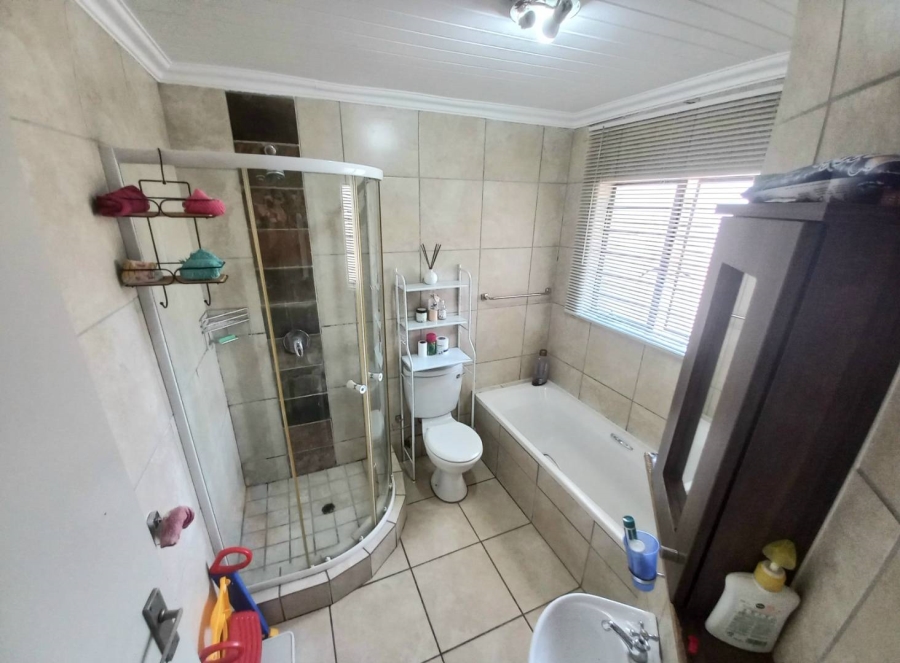 2 Bedroom Property for Sale in Andeon Gauteng