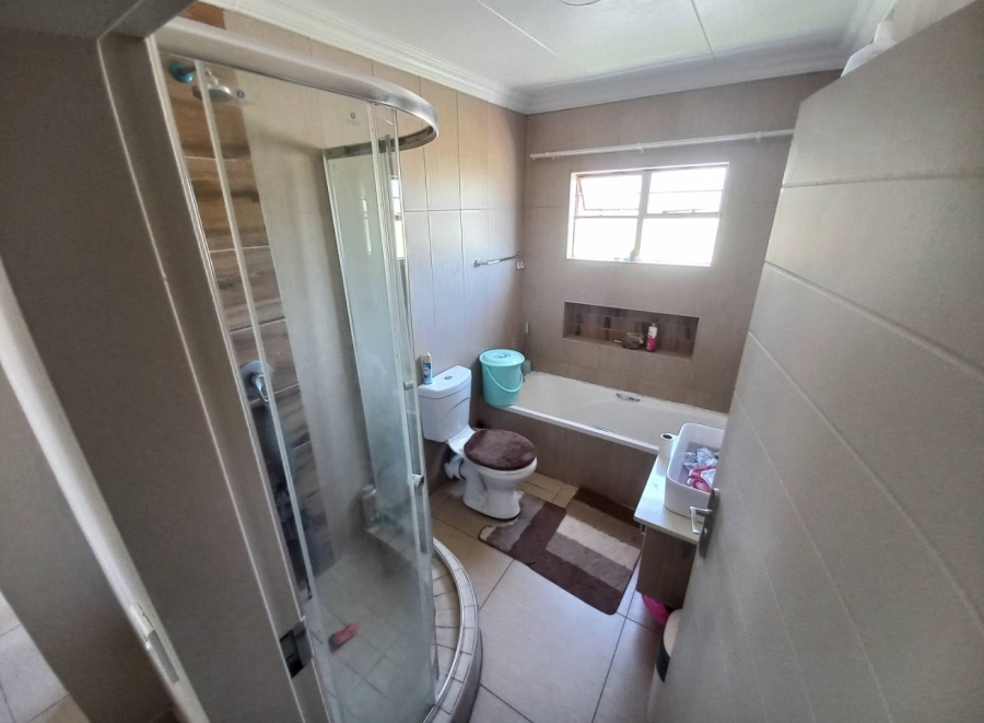 2 Bedroom Property for Sale in Andeon Gauteng