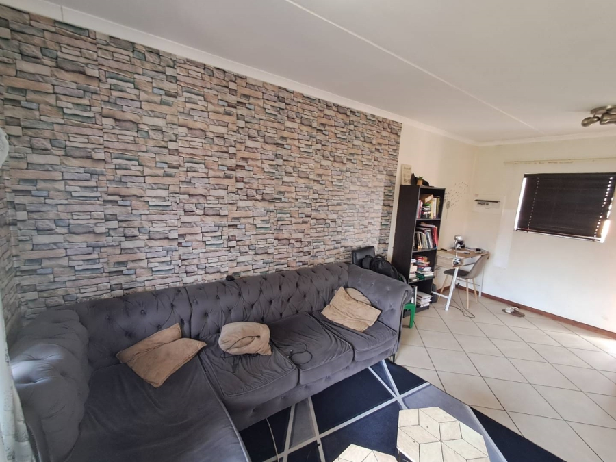 2 Bedroom Property for Sale in Monavoni Gauteng