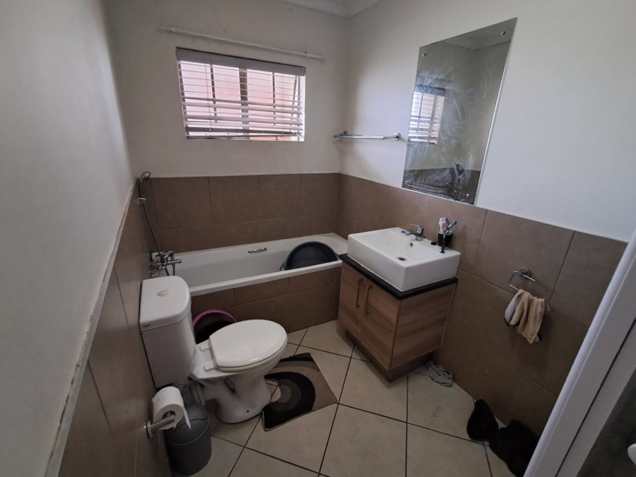 2 Bedroom Property for Sale in Monavoni Gauteng