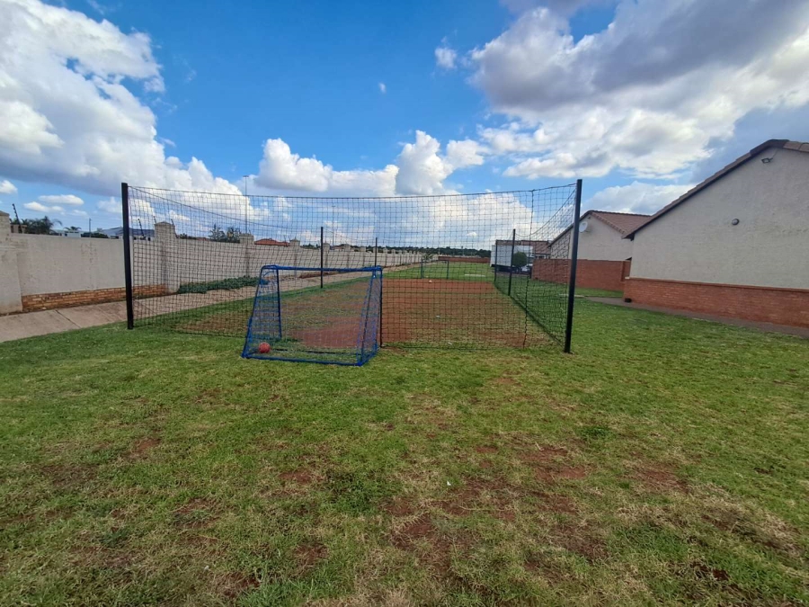 2 Bedroom Property for Sale in Monavoni Gauteng