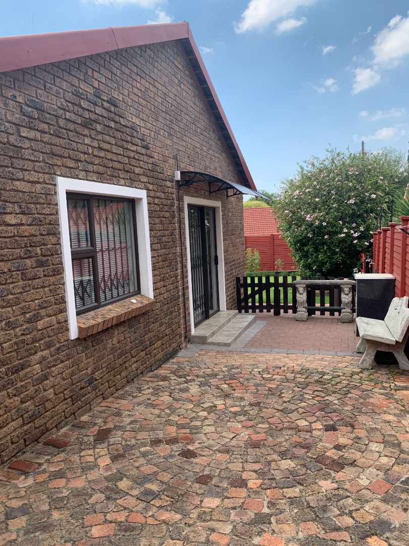 To Let 1 Bedroom Property for Rent in Woodmead Gauteng