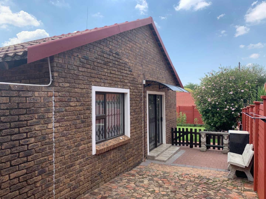 To Let 1 Bedroom Property for Rent in Woodmead Gauteng