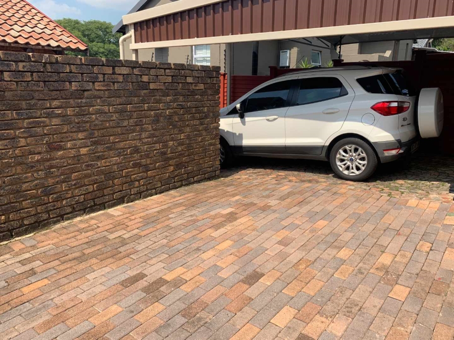 To Let 1 Bedroom Property for Rent in Woodmead Gauteng