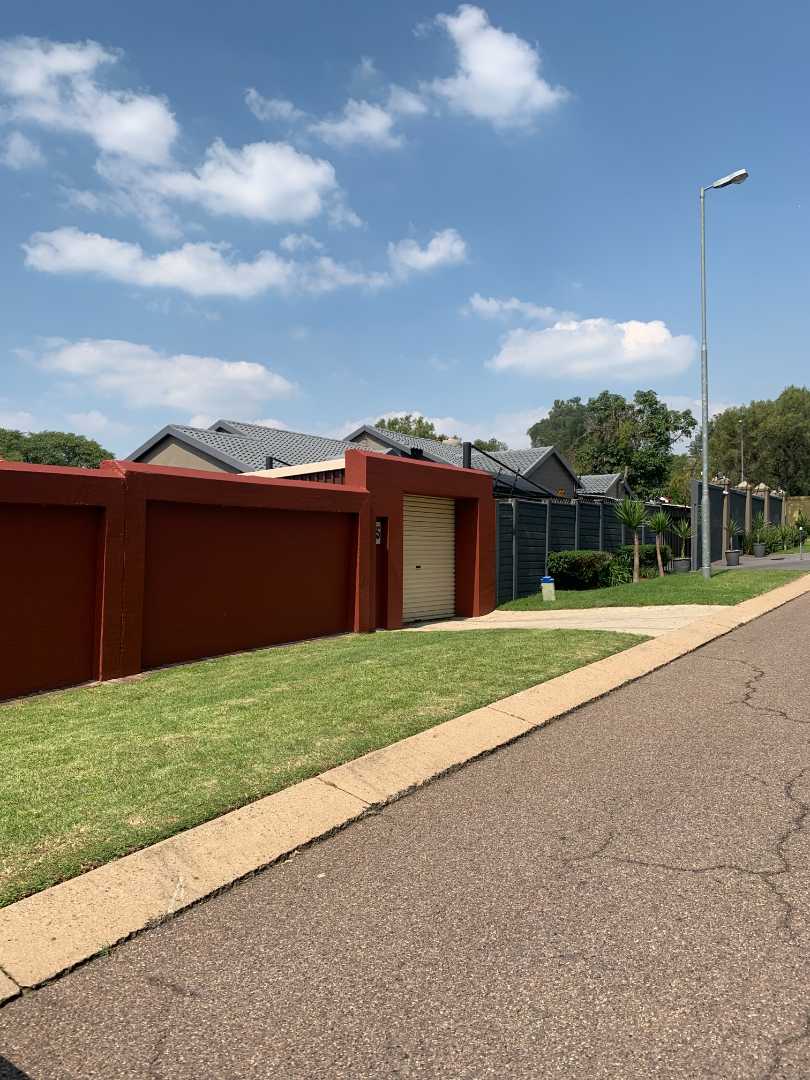 To Let 1 Bedroom Property for Rent in Woodmead Gauteng