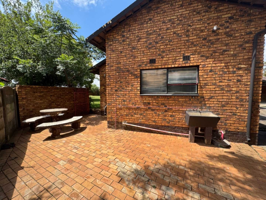 5 Bedroom Property for Sale in Brackendowns Ext 2 Gauteng