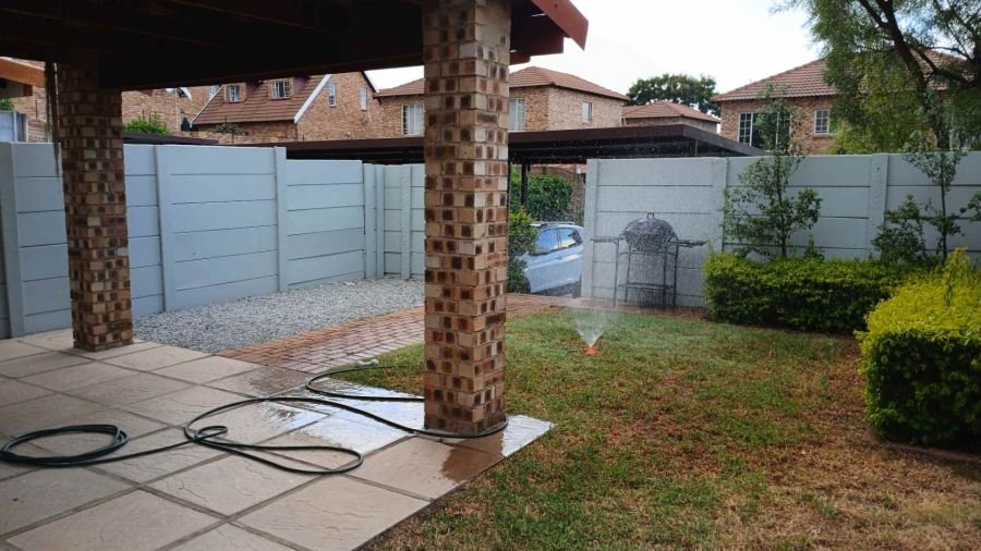 To Let 2 Bedroom Property for Rent in Bromhof Gauteng