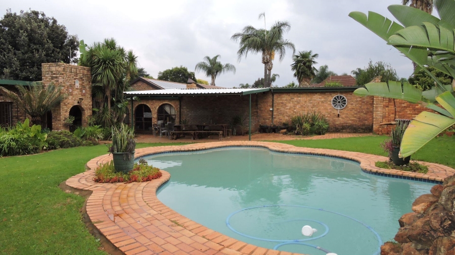 4 Bedroom Property for Sale in Faerie Glen Gauteng