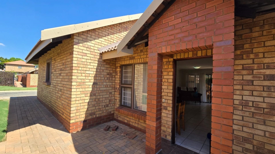 2 Bedroom Property for Sale in Montana Tuine Gauteng