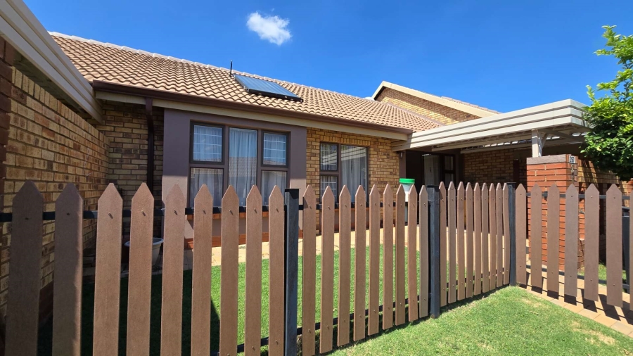 2 Bedroom Property for Sale in Montana Tuine Gauteng