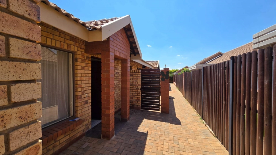 2 Bedroom Property for Sale in Montana Tuine Gauteng