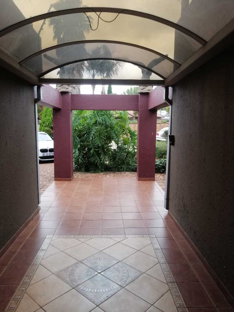 5 Bedroom Property for Sale in Glen Marais Gauteng