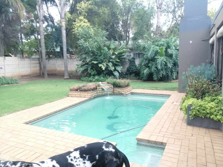 5 Bedroom Property for Sale in Glen Marais Gauteng