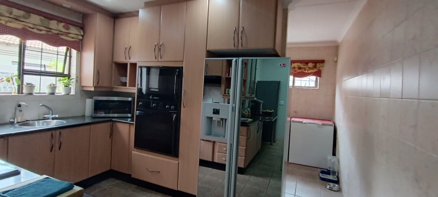 5 Bedroom Property for Sale in Glen Marais Gauteng