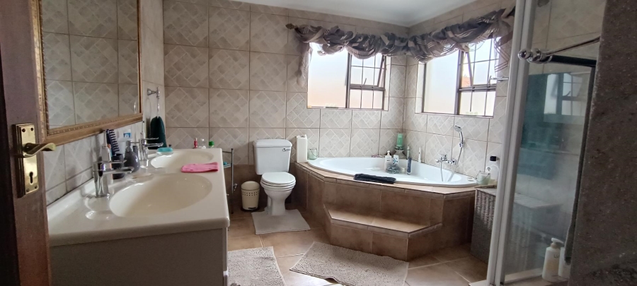 5 Bedroom Property for Sale in Glen Marais Gauteng