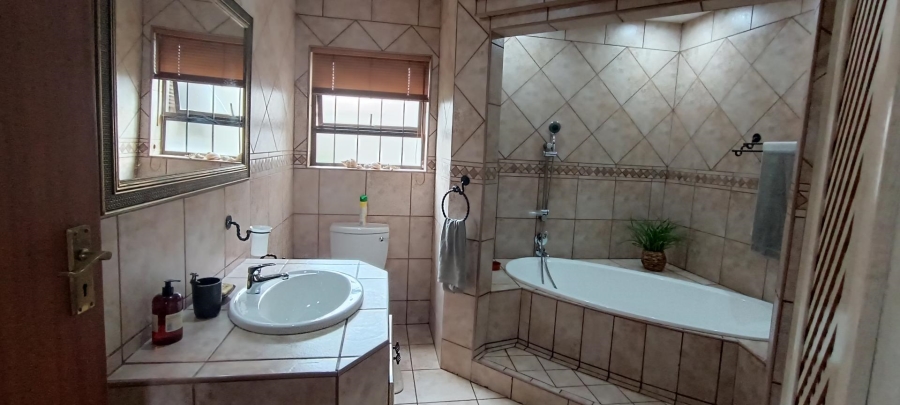 5 Bedroom Property for Sale in Glen Marais Gauteng