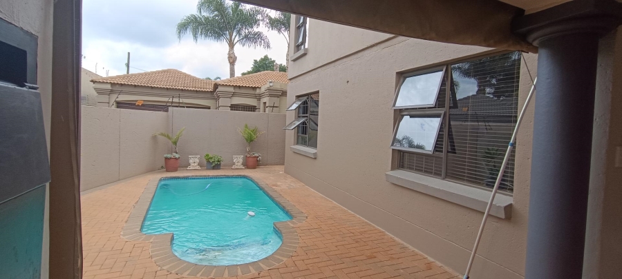 5 Bedroom Property for Sale in Glen Marais Gauteng