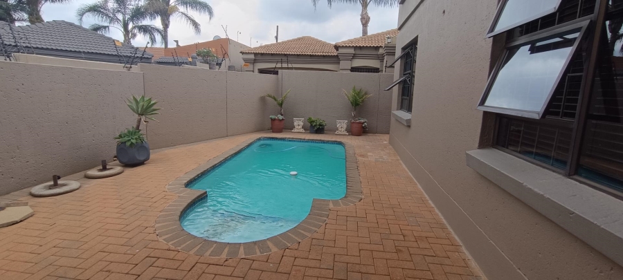 5 Bedroom Property for Sale in Glen Marais Gauteng