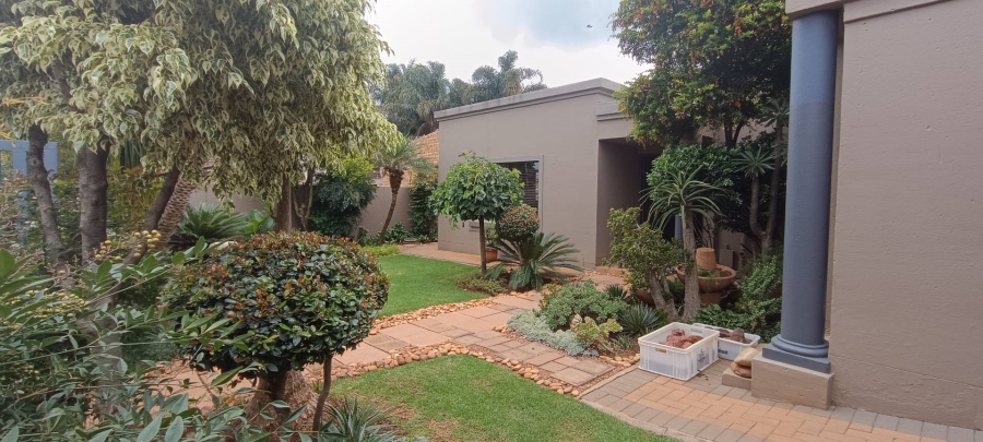 5 Bedroom Property for Sale in Glen Marais Gauteng