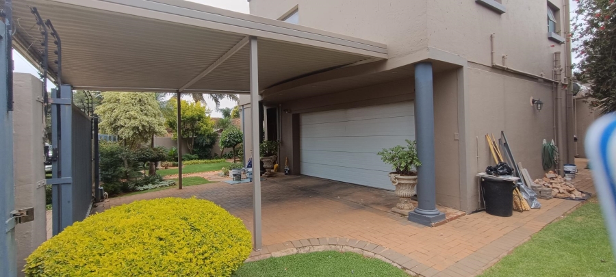 5 Bedroom Property for Sale in Glen Marais Gauteng