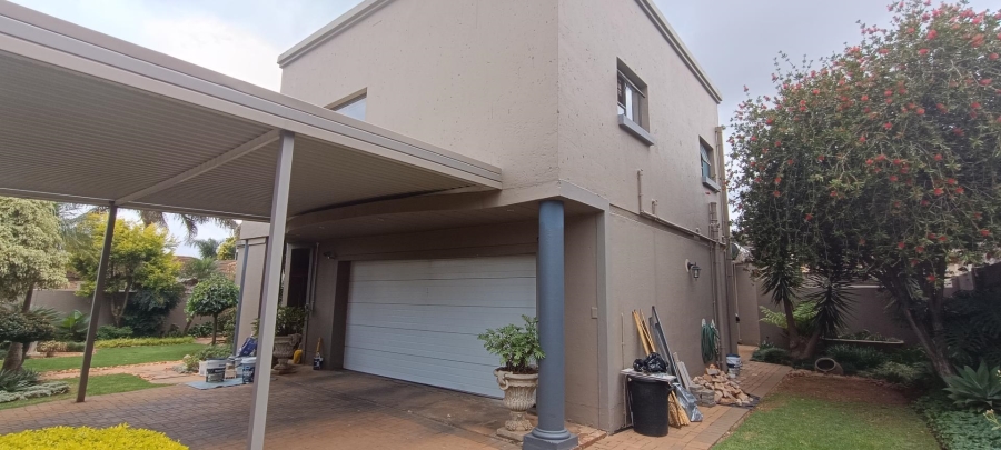 5 Bedroom Property for Sale in Glen Marais Gauteng