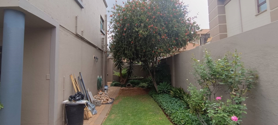 5 Bedroom Property for Sale in Glen Marais Gauteng