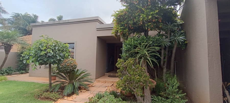 5 Bedroom Property for Sale in Glen Marais Gauteng