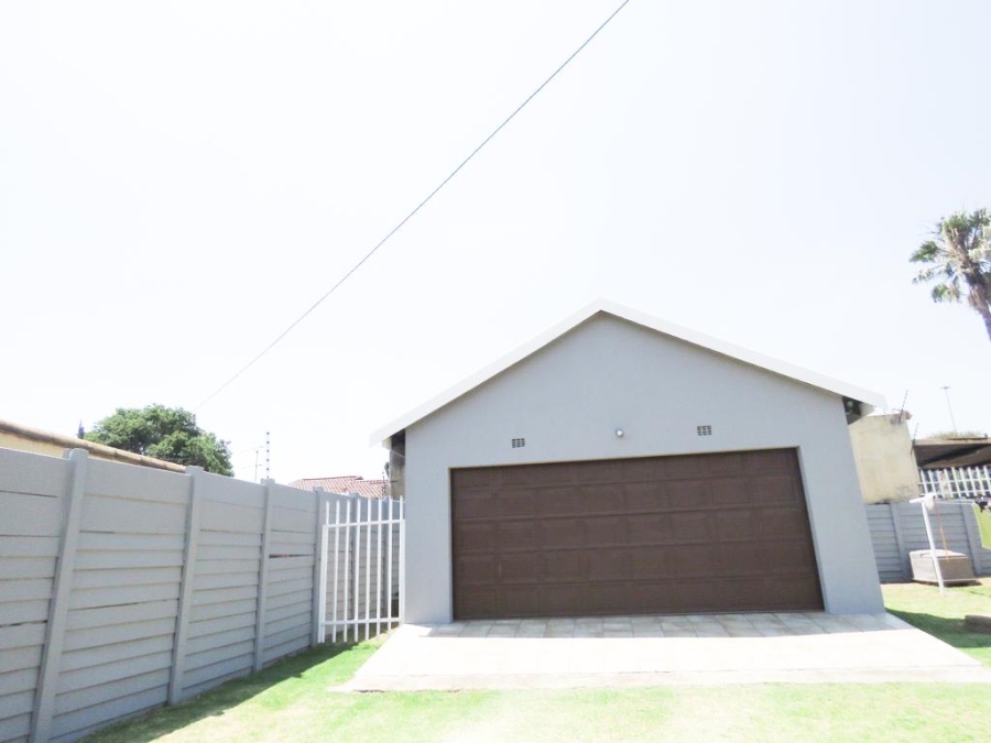 3 Bedroom Property for Sale in Verwoerdpark Gauteng