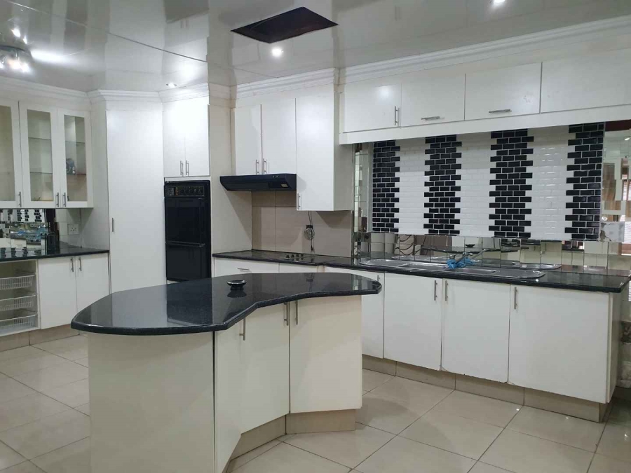 6 Bedroom Property for Sale in Robertsham Gauteng