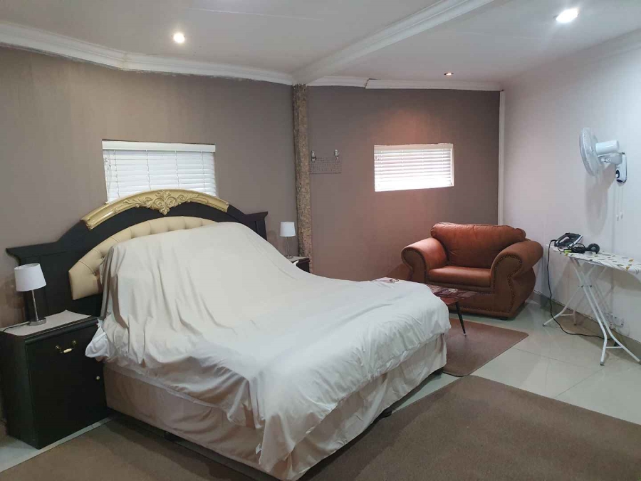 6 Bedroom Property for Sale in Robertsham Gauteng