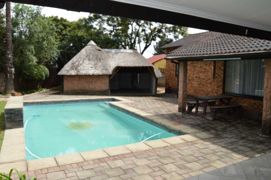 5 Bedroom Property for Sale in Brackenhurst Gauteng