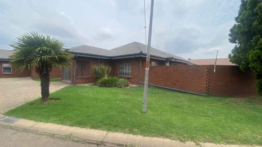 3 Bedroom Property for Sale in Bakerton Gauteng