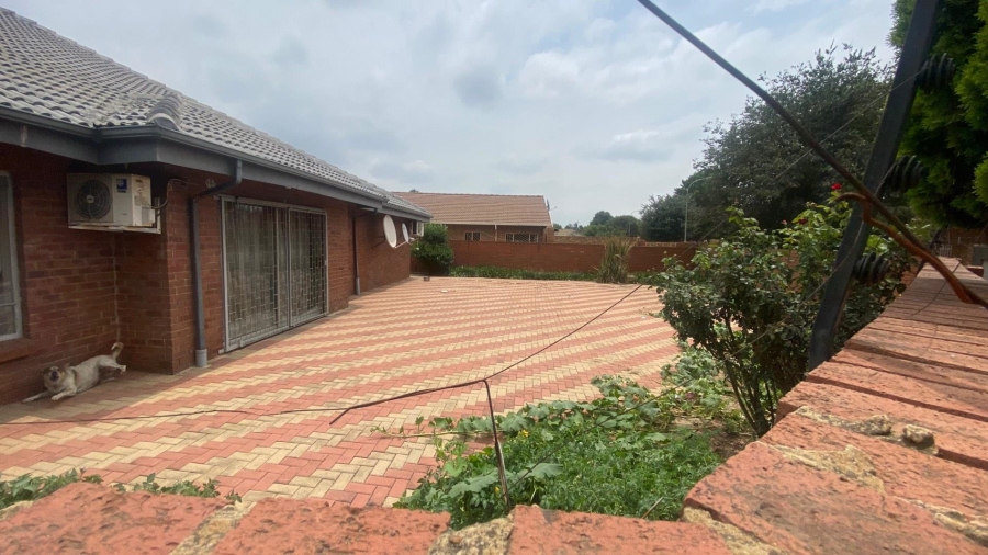 3 Bedroom Property for Sale in Bakerton Gauteng