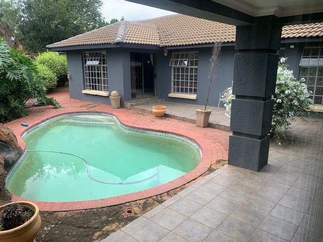 5 Bedroom Property for Sale in Garsfontein Gauteng