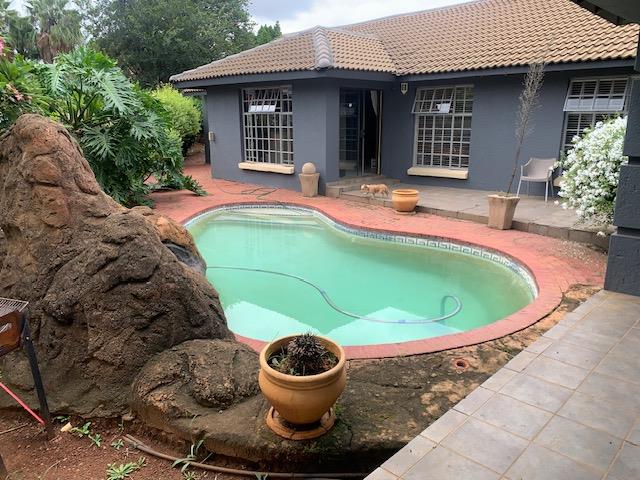 5 Bedroom Property for Sale in Garsfontein Gauteng