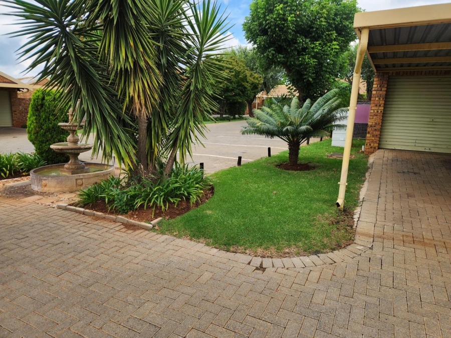 2 Bedroom Property for Sale in Rooihuiskraal Gauteng