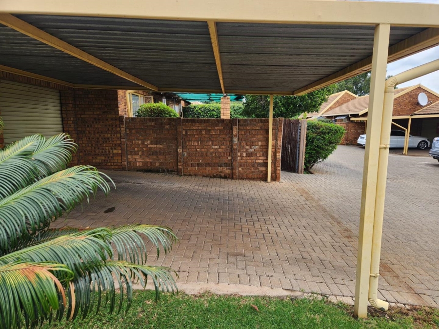 2 Bedroom Property for Sale in Rooihuiskraal Gauteng