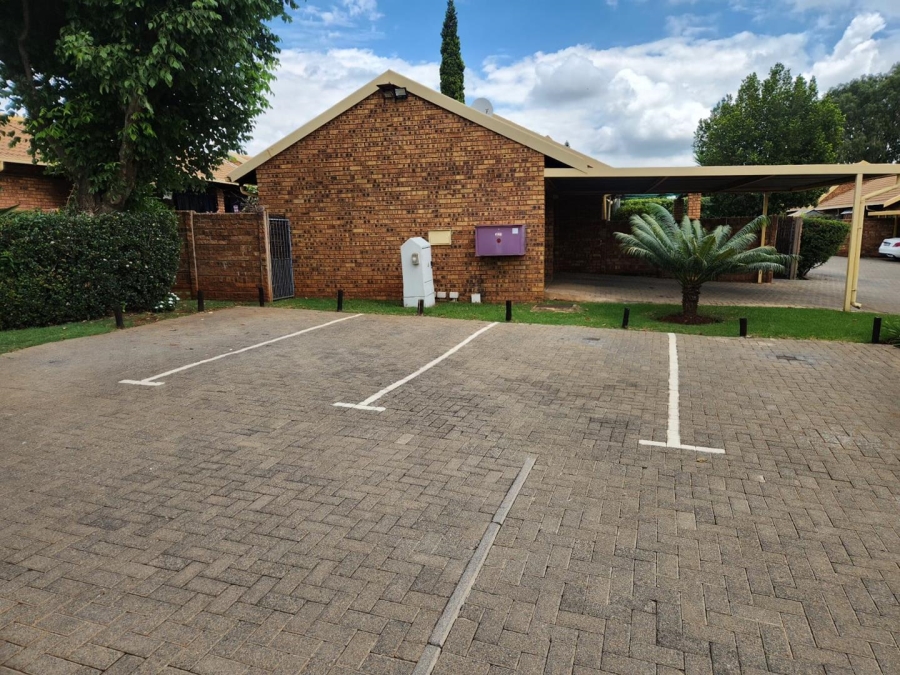 2 Bedroom Property for Sale in Rooihuiskraal Gauteng