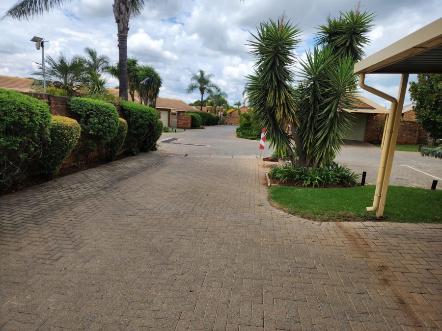 2 Bedroom Property for Sale in Rooihuiskraal Gauteng